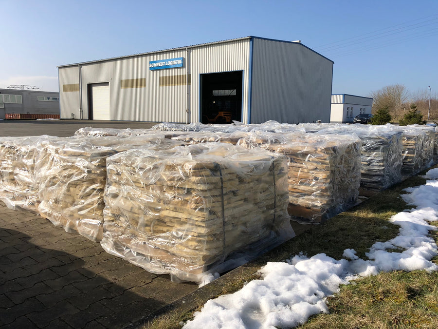 Lagerhalle von Schwedt Logistik mit palettierter Natursteinware für Lagerung und Versand