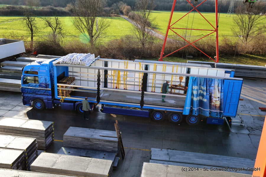 Schwedt Logistik beim Verladen von Betonfertigteilen für den sicheren Transport zur Baustelle