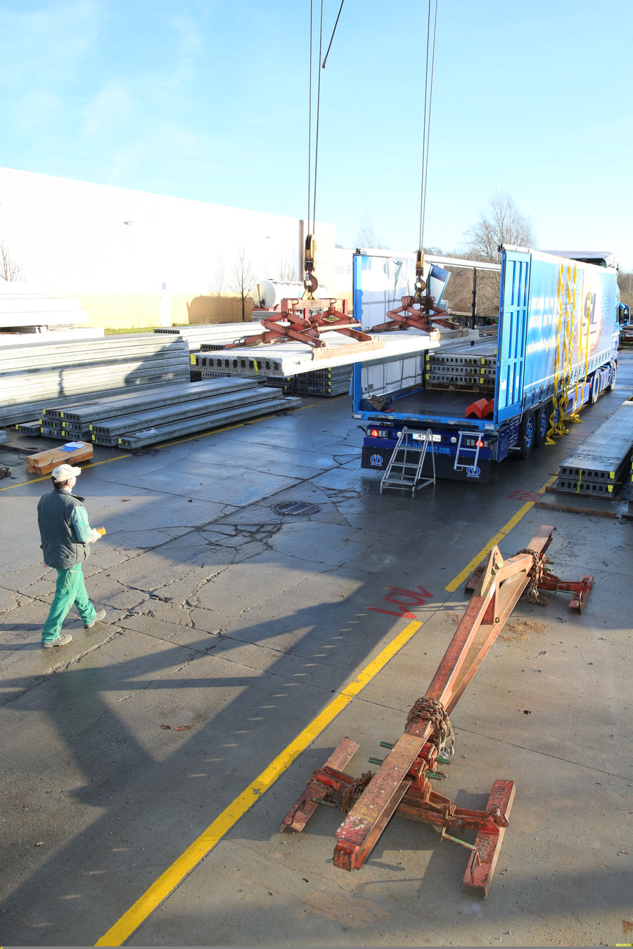 Verladung von Betonfertigteilen auf einen LKW von Schwedt Logistik mit Kranunterstützung